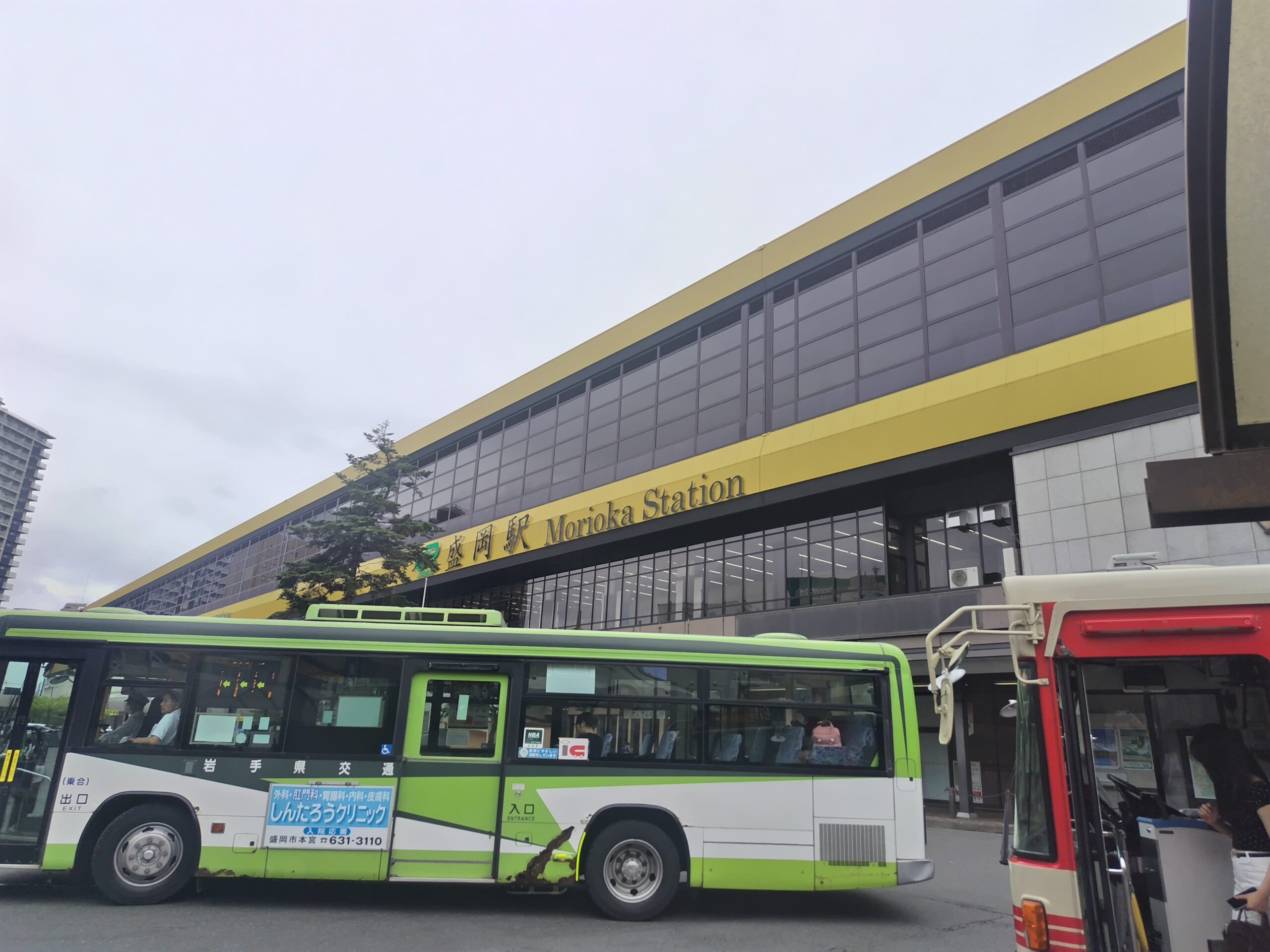 盛岡駅前のバス乗り場と岩手県交通のバス
