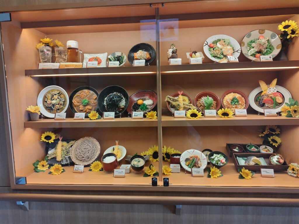 お食事処「天風」入口の食品サンプルのショーケース