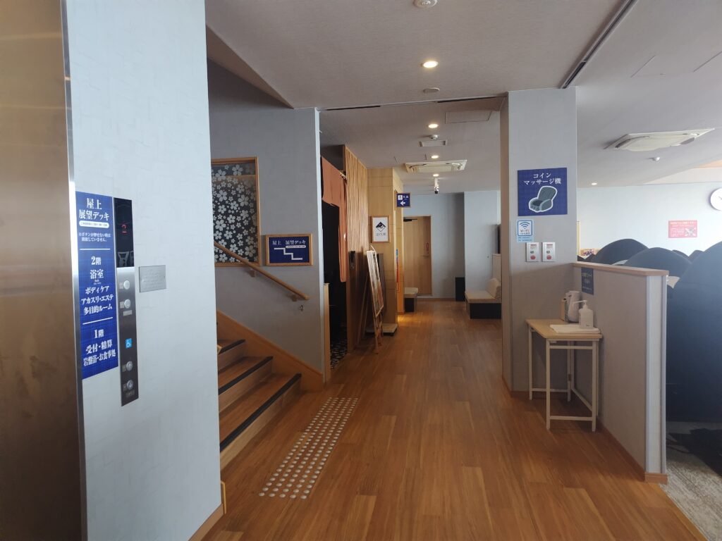 館内のエレベーター前。屋上展望デッキと2階浴室の案内表示