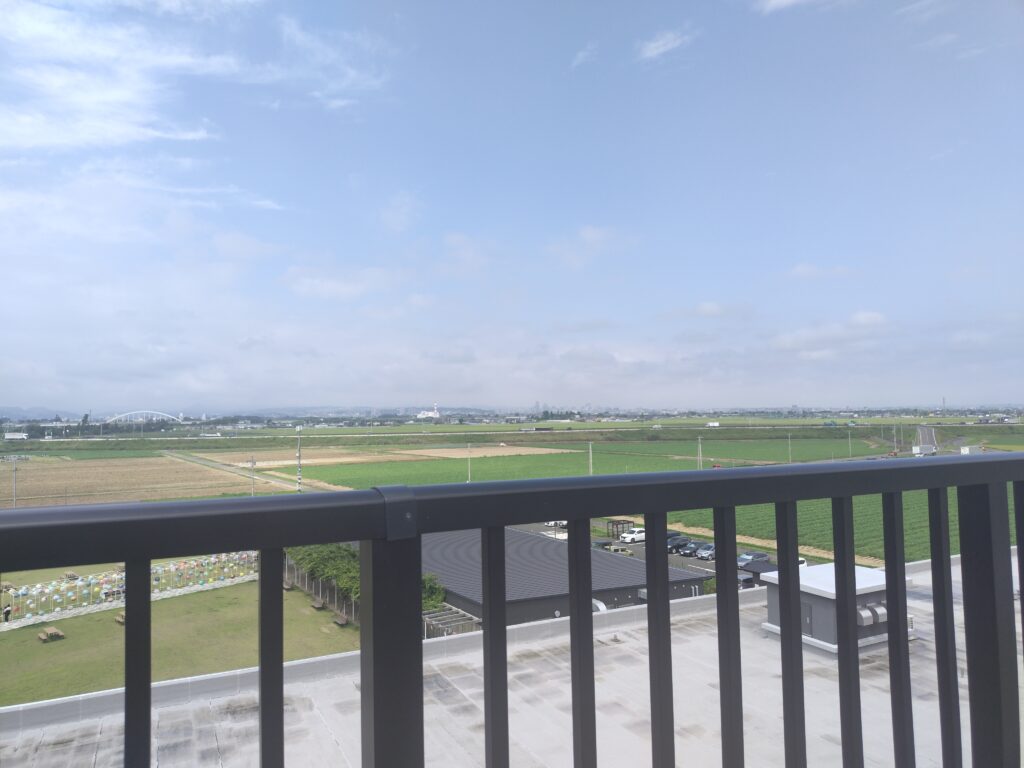 屋上展望デッキから見た田園と仙台の街並み