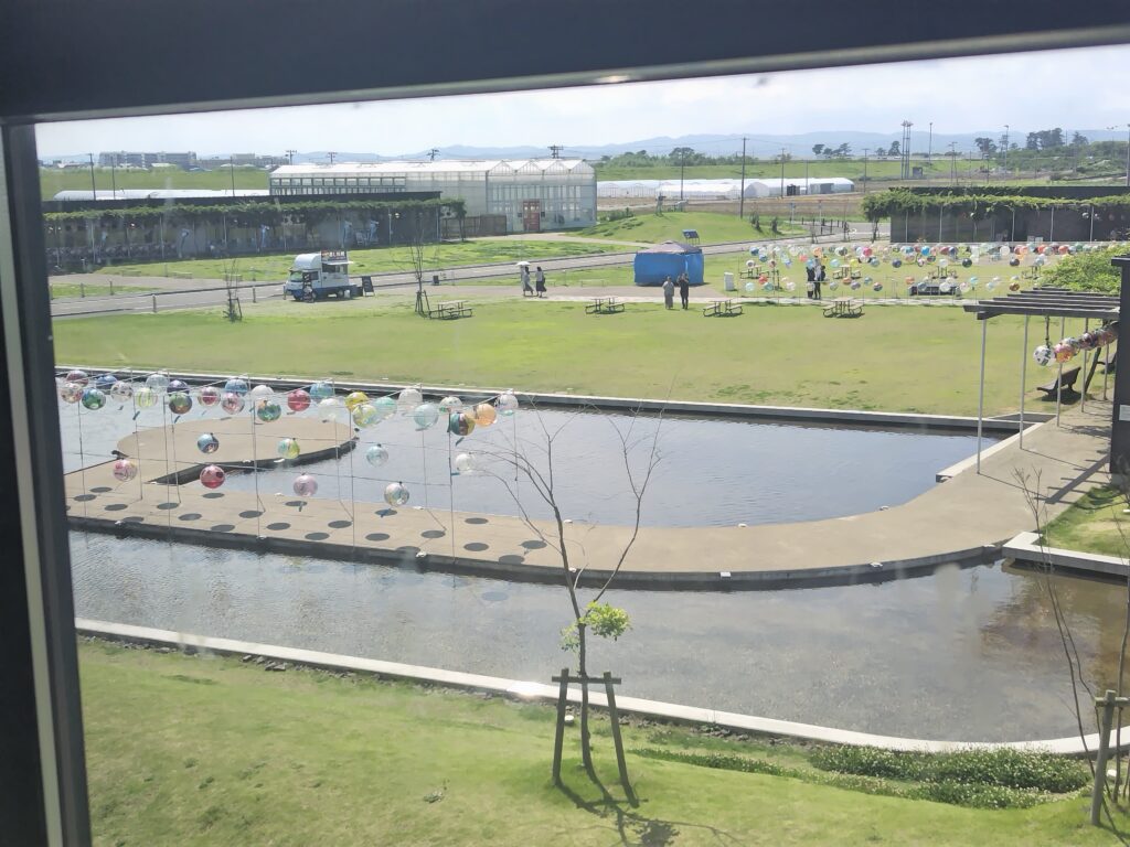 芝生広場と水盤に並ぶランタンの全景