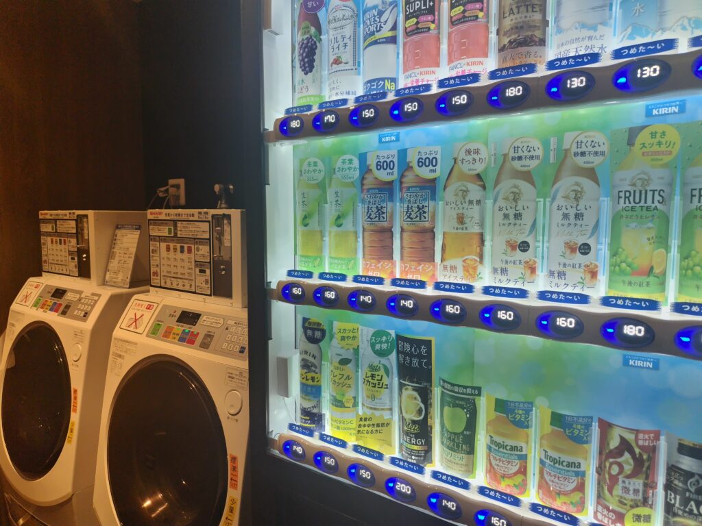 1階のコインランドリー。ドラム式の洗濯乾燥機2台と飲み物の自販機