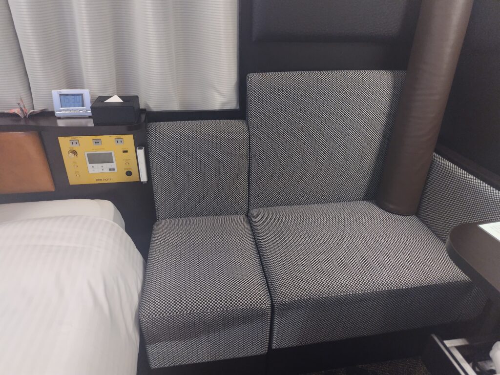 客室のベッド脇にあるソファ席